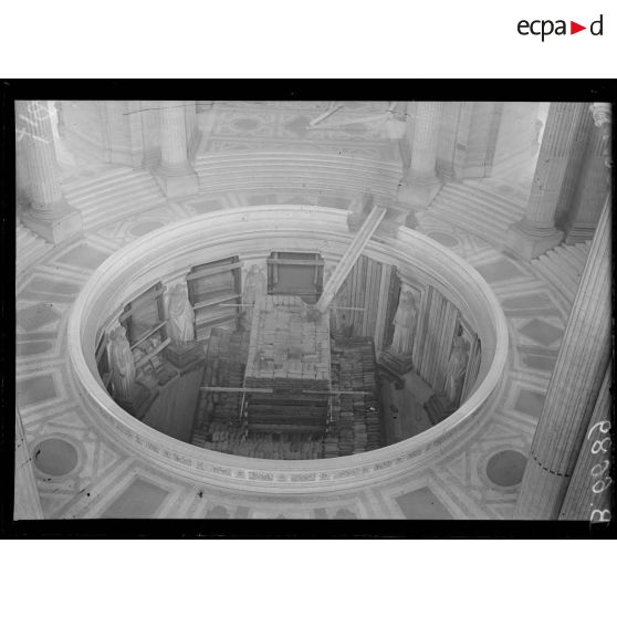 Paris. Protection des oeuvres d'art. Invalides. [légende d'origine]