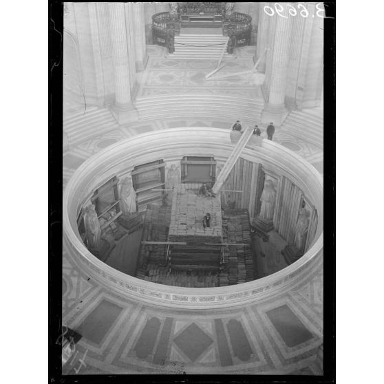 Paris. Protection des oeuvres d'art. Invalides. [légende d'origine]