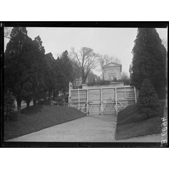 Paris. Protection des oeuvres d'art. Père Lachaise. [légende d'origine]