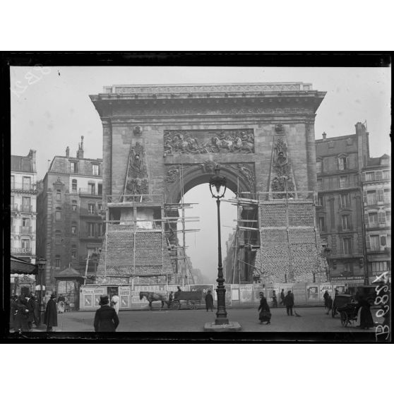 Paris. Protectection de oeuvres d'art. La porte Saint-Denis. [légende d'origine]