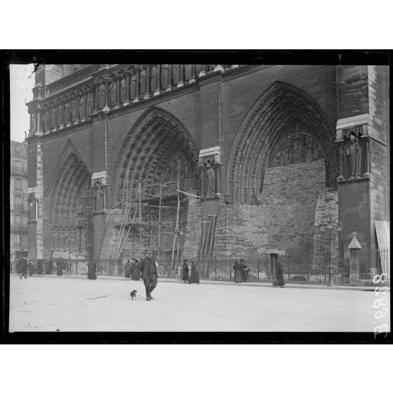 Paris. Protectection de oeuvres d'art. Notre-Dame. [légende d'origine]