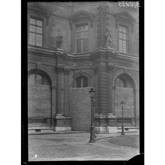 Paris. Protectection de oeuvres d'art. Louvre. [légende d'origine]