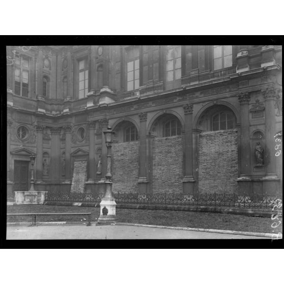 Paris. Protectection de oeuvres d'art. Louvre. [légende d'origine]