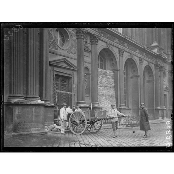 Paris. Protectection de oeuvres d'art. Louvre. [légende d'origine]