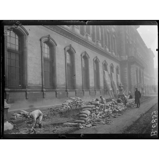 Paris. Protectection de oeuvres d'art. Louvre. [légende d'origine]