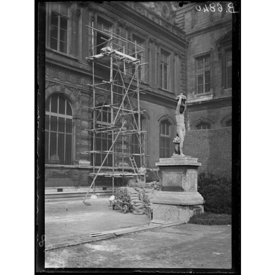 Paris. Protectection de oeuvres d'art. Louvre. [légende d'origine]