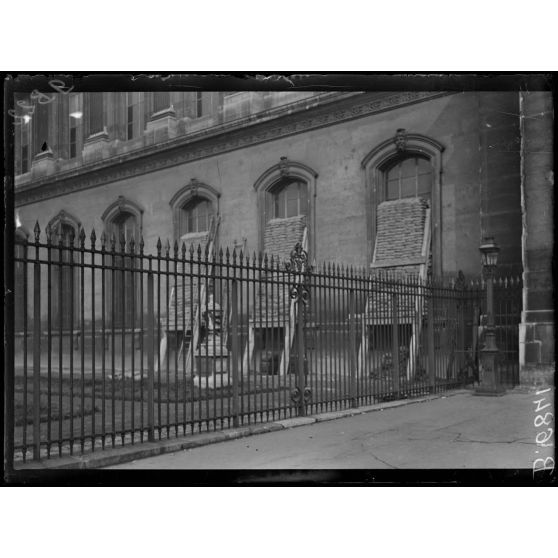 Paris. Protectection de oeuvres d'art. Louvre. [légende d'origine]