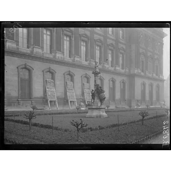 Paris. Protectection de oeuvres d'art. Louvre. [légende d'origine]