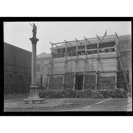 Paris. Protectection de oeuvres d'art. Ecole des Beaux-Arts. [légende d'origine]