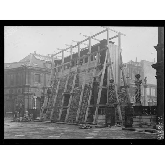 Paris. Protectection de oeuvres d'art. Ecole des Beaux-Arts. [légende d'origine]