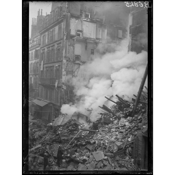 Paris. Dégâts causés par des avions ennemis. Rue Geoffroy Marie. [légende d'origine]