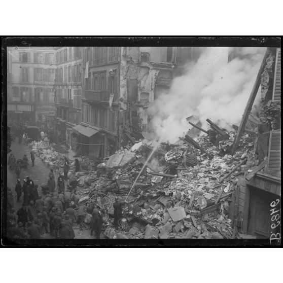 Paris. Dégâts causés par des avions ennemis. Rue Geoffroy Marie. [légende d'origine]