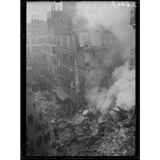 Paris. Dégâts causés par des avions ennemis. Rue Geoffroy Marie. [légende d'origine]
