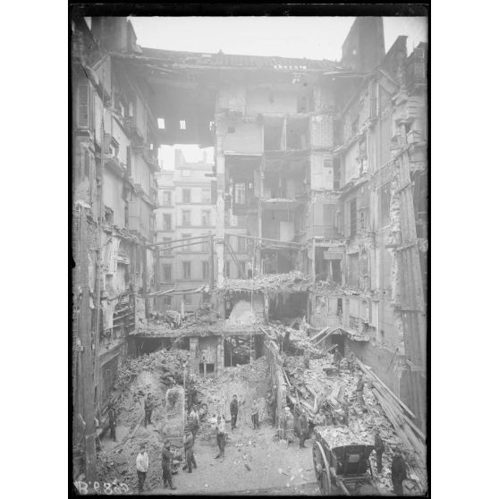 Paris. Dégâts causés par des avions ennemis. Rue Geoffroy-Marie. [légende d'origine]