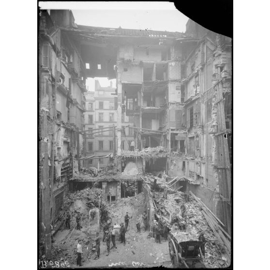 Paris. Dégâts causés par des avions ennemis. Rue Geoffroy-Marie. [légende d'origine]