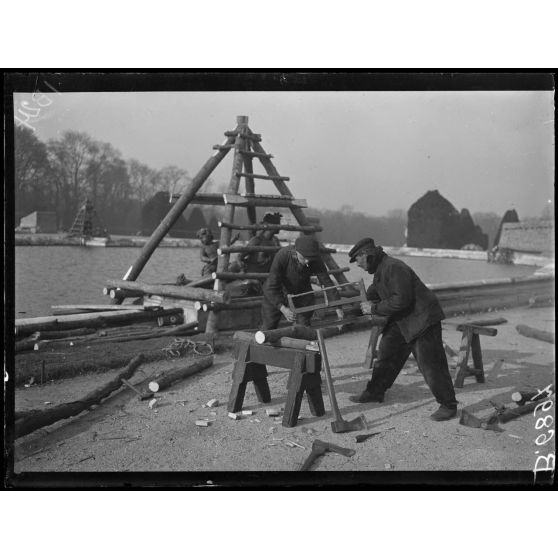 Versailles. Protection des oeuvres d'art. Château. [légende d'origine]