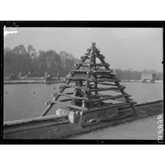 Versailles. Protection des oeuvres d'art. Château. [légende d'origine]