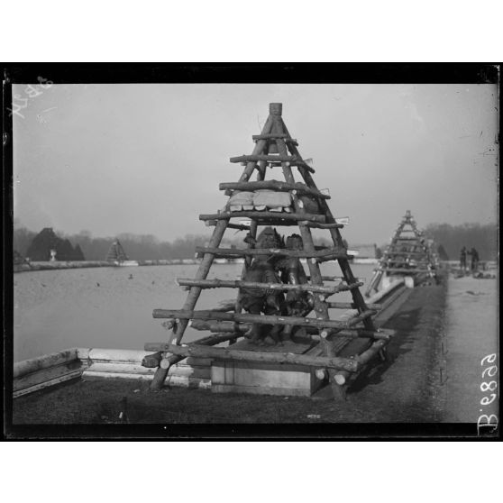 Versailles. Protection des oeuvres d'art. Château. [légende d'origine]