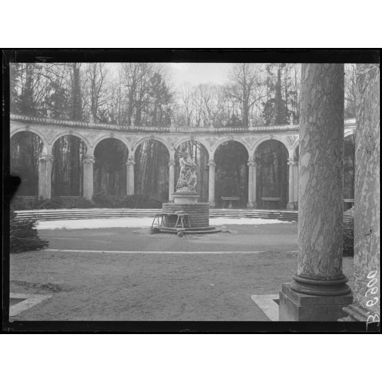 Versailles. Protection des oeuvres d'art. Château. [légende d'origine]