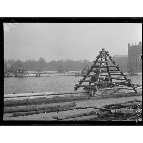 Versailles. Protection des oeuvres d'art. Château. [légende d'origine]