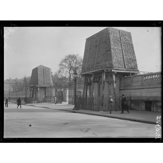 Paris. Protection des oeuvres d'art. Tuileries. [légende d'origine]