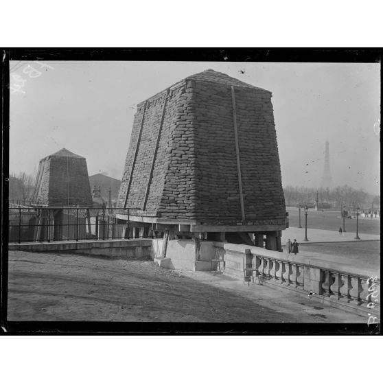 Paris. Protection des oeuvres d'art. Tuileries. [légende d'origine]
