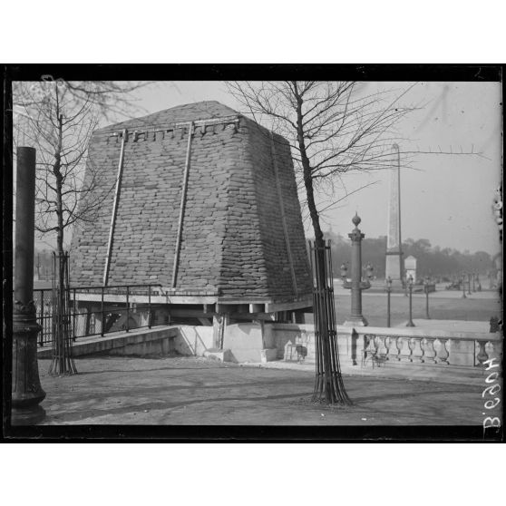 Paris. Protection des oeuvres d'art. Tuileries. [légende d'origine]