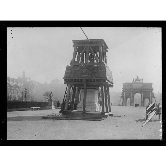 Paris. Protection des oeuvres d'art. Tuileries. [légende d'origine]