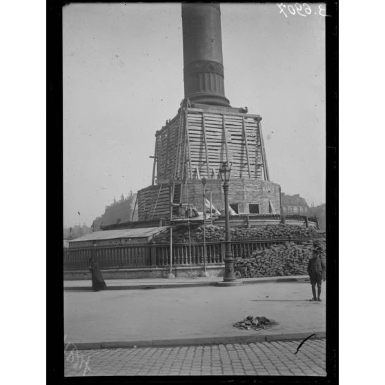 Paris. Protection des oeuvres d'art. Colonne de Juillet. [légende d'origine]
