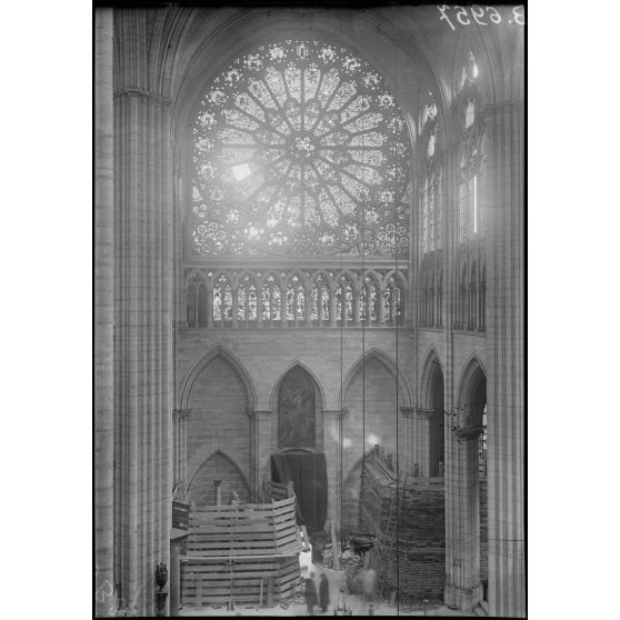 Saint-Denis. Protection des oeuvres d'art. St Denis. [légende d'origine]