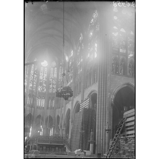 Saint-Denis. Protection des oeuvres d'art. St Denis. [légende d'origine]