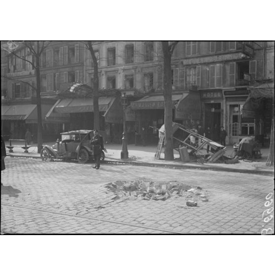 Paris. Bombardement par canons. [légende d'origine]