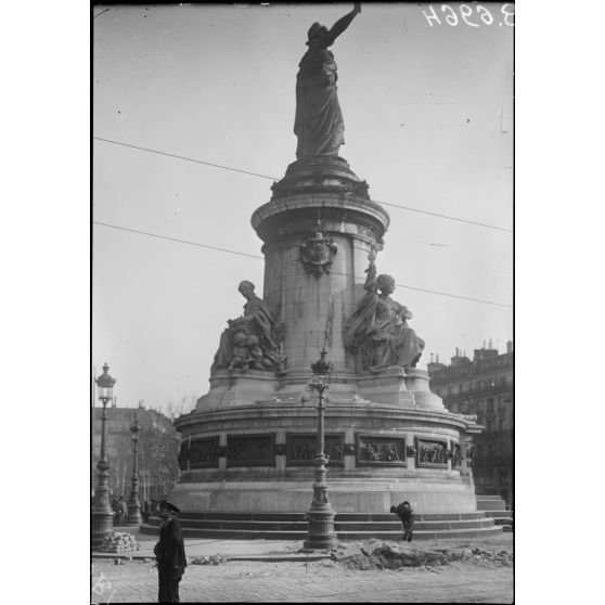 Paris. Bombardement par canons. [légende d'origine]