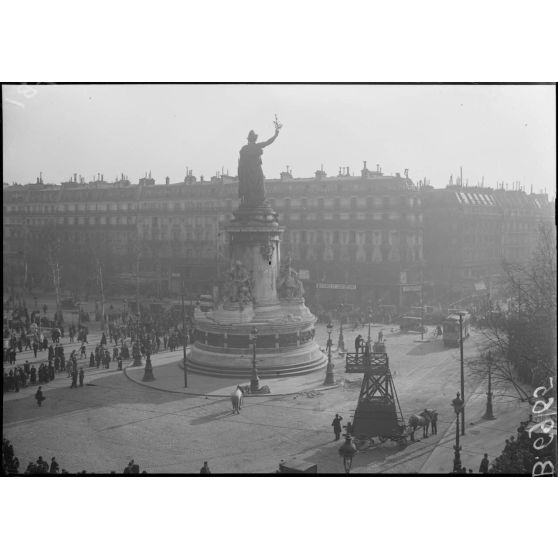 Paris. Bombardement par canons. [légende d'origine]