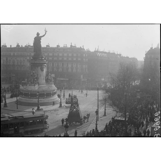 Paris. Bombardement par canons. [légende d'origine]