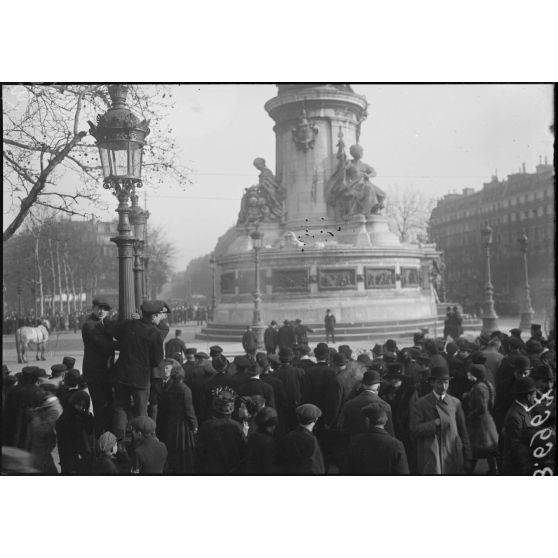 Paris. Bombardement par canons. [légende d'origine]