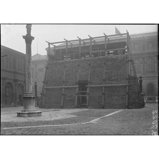 Paris, travaux de protection des monuments. Ecole des Beaux-Arts, le portique du château de Gaillon. [légende d'origine]