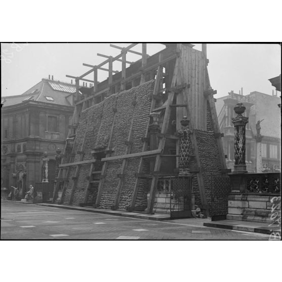 Paris, travaux de protection des monuments. Ecole des Beaux-Arts, le portique du château de Gaillon. [légende d'origine]