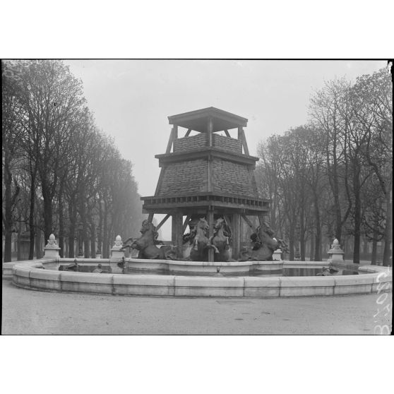 Paris, travaux de protection des oeuvres d'art. Avenue de l'observatoire, la fontaine de Carpeaux. [légende d'origine]