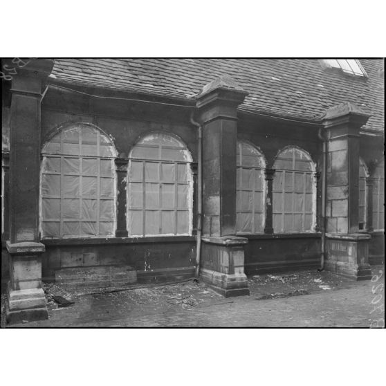 Paris, travaux de protection des oeuvres d'art. A Saint-Etienne-du-Mont, les vitraux déposés et remplacés par des toiles huilées. [légende d'origine]