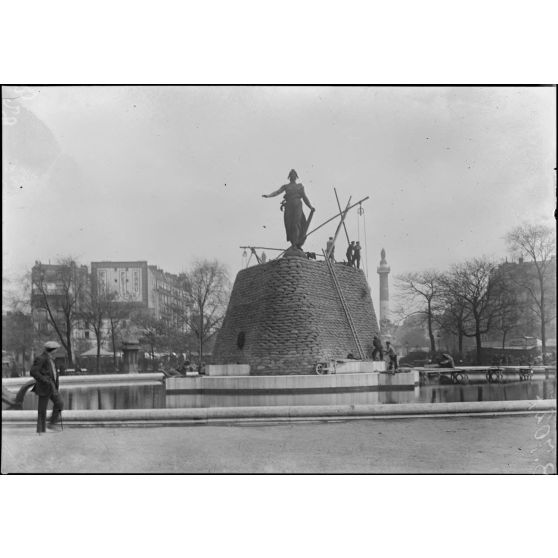 Paris, la fontaine de Dalou, place de la Nation. [légende d'origine]