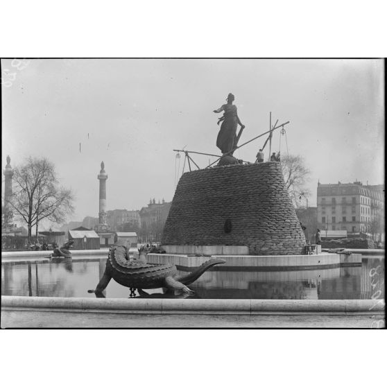 Paris, la fontaine de Dalou, place de la Nation. [légende d'origine]