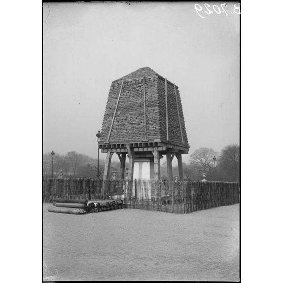 Paris, aux tuileries, le monument "Quand même" (travail terminé). [légende d'origine]