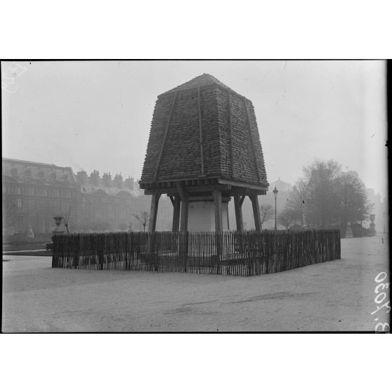 Paris, aux tuileries, le monument "Quand même" (travail terminé). [légende d'origine]