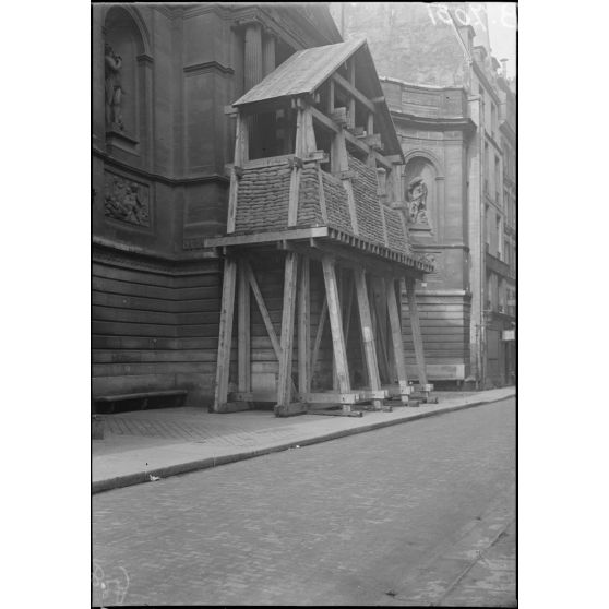 Paris, la fontaine de Bouchardon, rue de Grenelle. [légende d'origine]