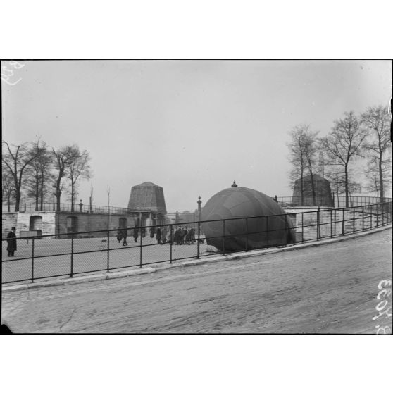 Paris, protection contre avions, ballonnets (saucisses) au jardin des Tuileries. [légende d'origine]