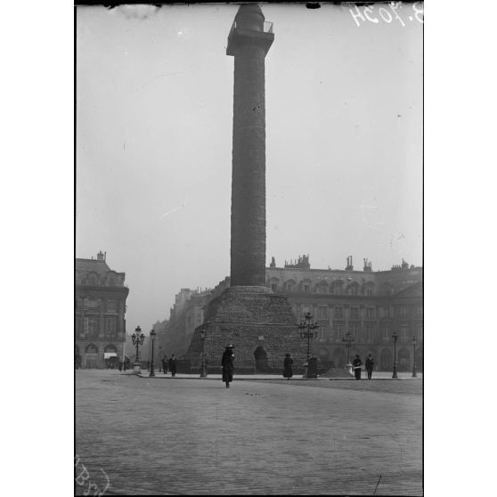 Paris, travaux de protection des monuments. Protection de la colonne Vendôme (travail terminé). [légende d'origine]