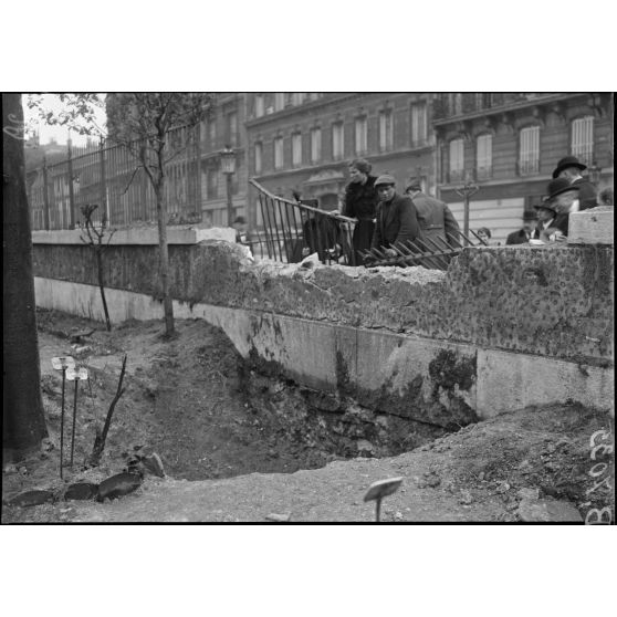 Paris, bombardement par canon. Point de chute d'un obus, dans le jardin botanique de l'école de Pharmacie. [légende d'origine]
