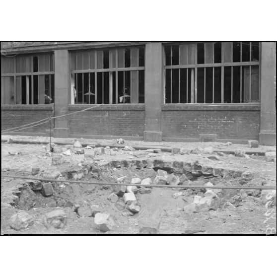 Paris, bombardement par canon. Point de chute d'un obus, passage des Récollets (122 faubourg Saint-Martin). [légende d'origine]