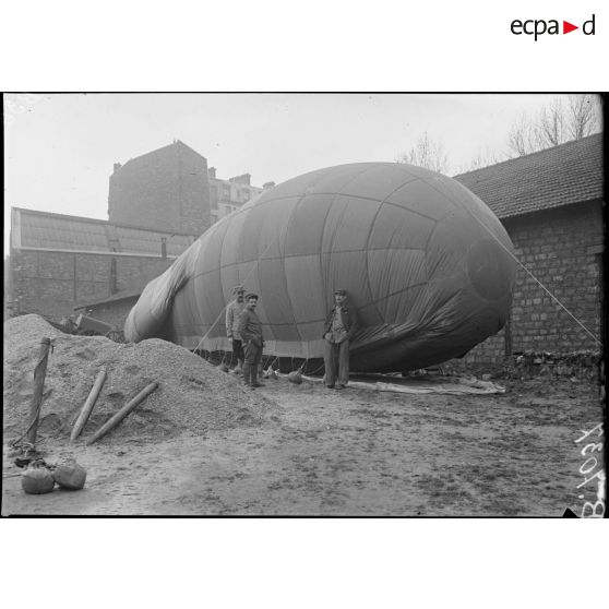Paris. Protection contre avions. Le poste de la rue Edouard Pailleron. [légende d'origine]